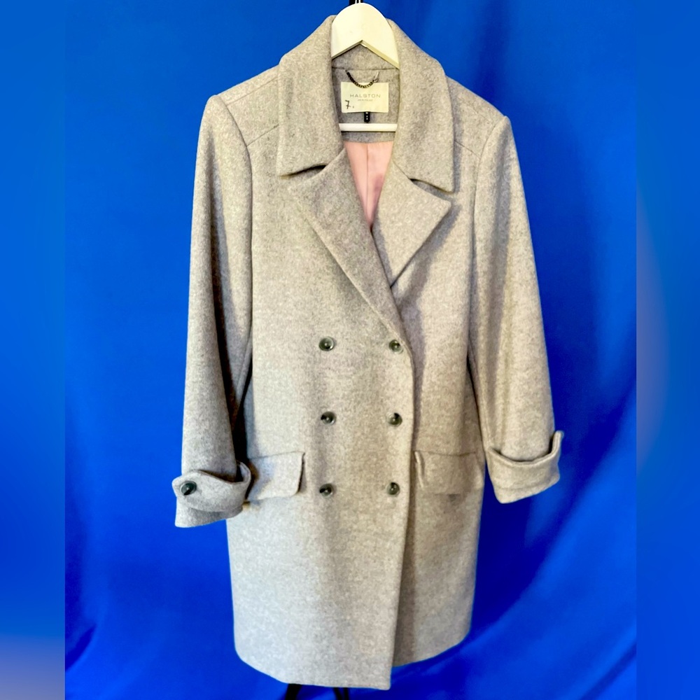 HALSTON HERITAGE WOMEN’s Size M
Grey Oversized Wool Double Breasted Coat